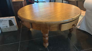 Ronde salontafel van hout met lade