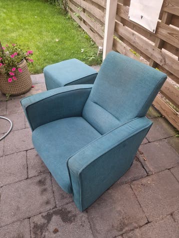Comfortabele fauteuil met hocker in blauwgroene stof