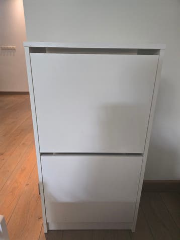 Witte schoenenkast en opbergbankje