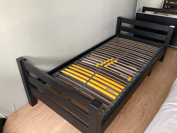 Zwart eenpersoonsbed met lattenbodem (optioneel plus matras)