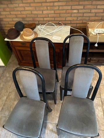 Gratis: 4 stoelen met grijze stoffen bekleding