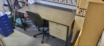 Bureau met ladenblok met 2 schuifladen en bureaustoel