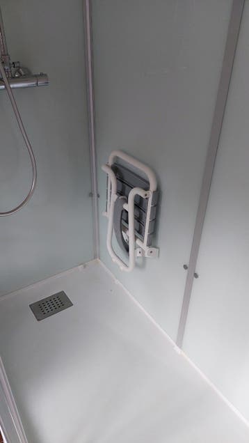 Senioren badkamer hulpmiddel - douche kruk en toilet beugels