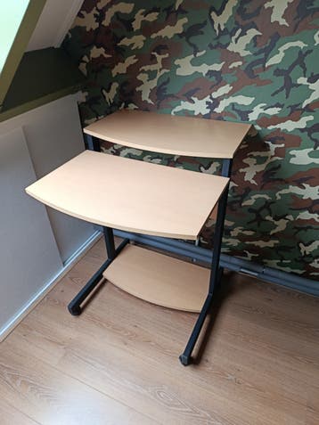 Compact computerbureau met 3 niveaus en wielen