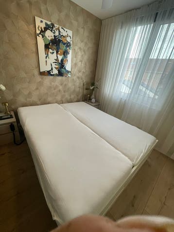 Witte bed met matrassen