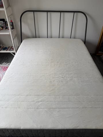 IKEA Tweepersoonsbed met metalen frame en matras