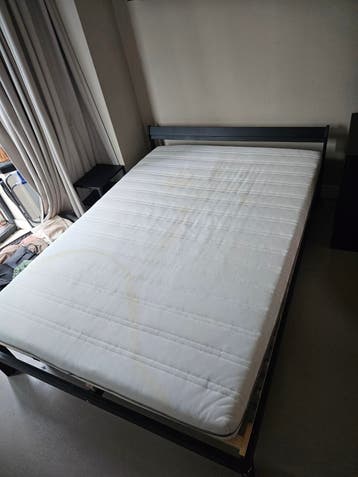 Gratis IKEA bed 140x200 cm (met matras en dekbed)