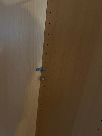 Grote kledingkast met schuifdeuren en planken