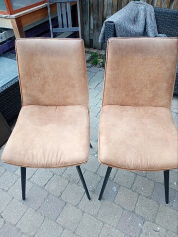 Set van 2 cognacbruine eetkamerstoelen met metalen poten