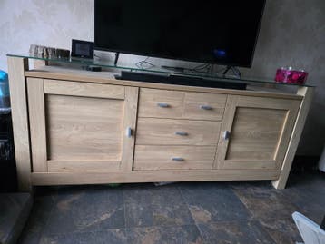 Dressoir met glazen blad en salontafel (gratis)