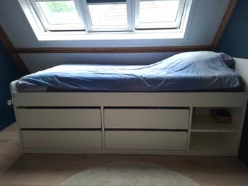 Ikea bed met lades en matras - kleine beschadiging