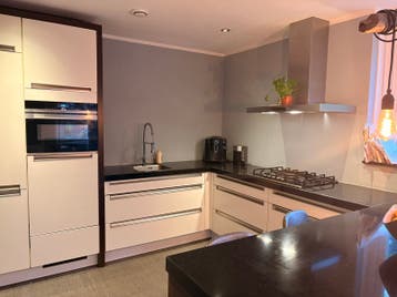 Gratis Moderne hoekkeuken met inbouwapparatuur