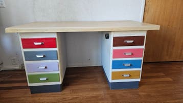 Gratis en laatste kans! Vintage bureau met kleurrijke lades