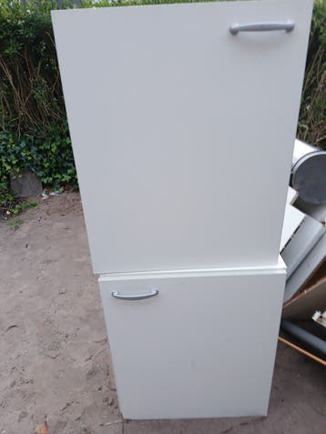 Witte kast met deuren - Ideaal voor opslag gratis