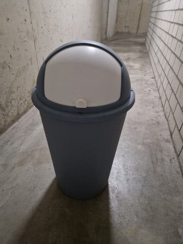 Grijze prullenbak met zwenkdeksel - 40 liter
