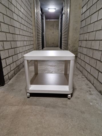 IKEA bijzettafel op wielen - kleine beschadiging