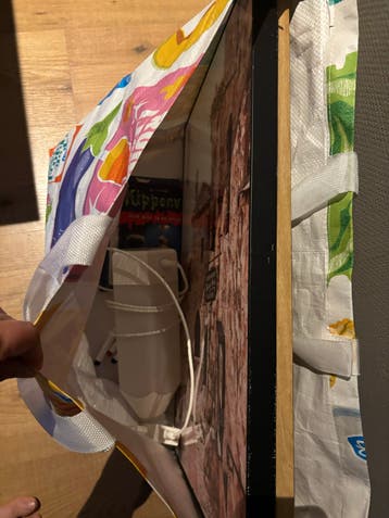 Diverse spullen: schilderij, lamp, tas, spel en meer