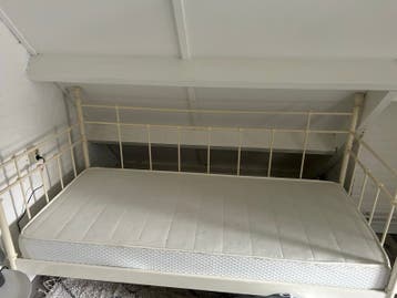 GRATIS ophalen: Wit metalen bedframe, lattenbodem en matras