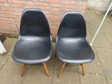 Set van 2 zwarte stoelen met houten poten