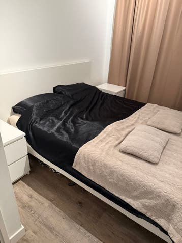 Wit bed met lattenbodems en matras