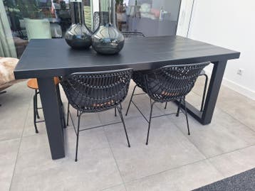 Zwart gelakt mango houten dressoir, kast en tafel.