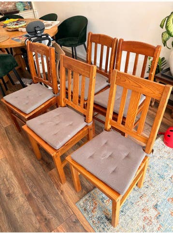 Gratis - vijf houten stoelen