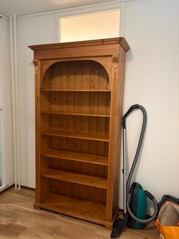 Gratis op te halen: Grenen kast met planken