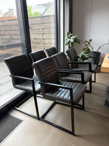 Gratis op te halen: 6x grijze stoelen met stalen frame.