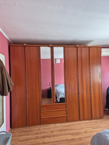Gratis grote houten kledingkast