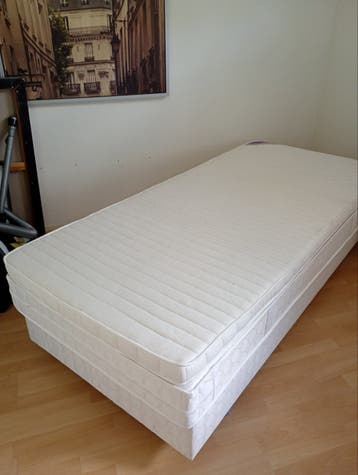 Boxspring 90x200 met topmatras en beddengoed