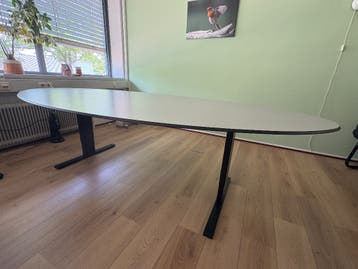 Tafel/vergadertafel en kast