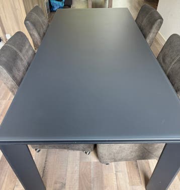 Eettafel en vier gebruikte stoelen