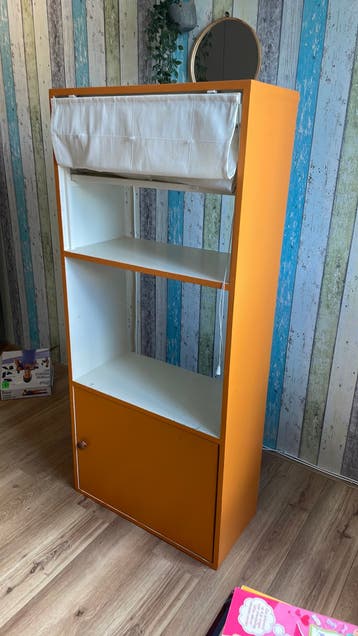 Oranje kastje met 3 vakken en deurtje - Kinderkamer