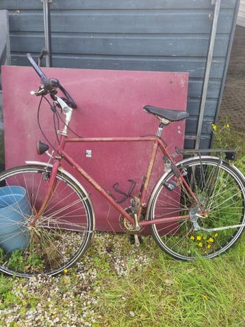 Oude fiets voor opknapbeurt