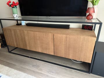 Dressoir / TV-meubel walnoothout, glas en zwart-accenten