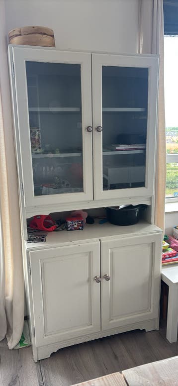 Mooie witte houten buffetkast