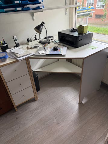 Gratis hoek bureau , bureaustoel en printer