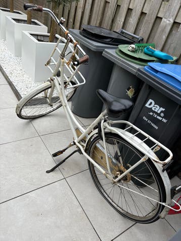 Oude transportfiets met voordrager - opknapper