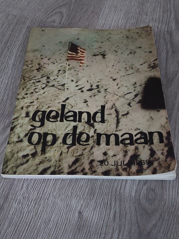vintage boek  1e Maanlanding  1969 + kantenknipsels 1971