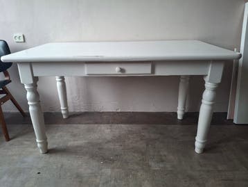 Witte eettafel en salontafel
