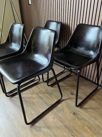Set van 4 eettafelstoelen (1 met defect)