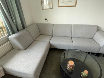 Grijze hoekbank met gebruikssporen GRATIS
