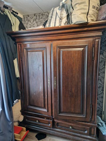 Antieke kledingkast/linnenkast van donker hout