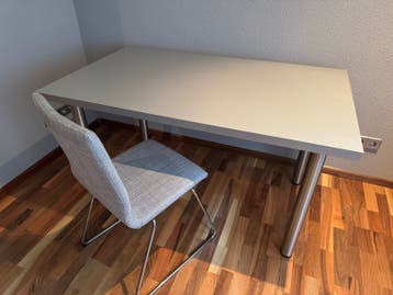 GRATIS Modern bureau met metalen poten 80*135 hoogte 75