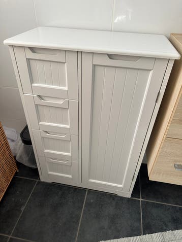 Witte kast met lades en legplanken