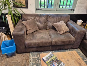 Comfortabele bruine tweezitsbank