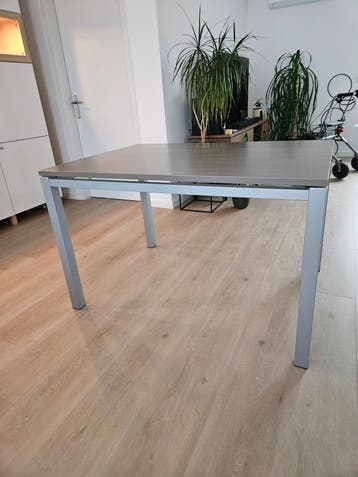 Mooie eettafel met metalen poten - gratis af te halen