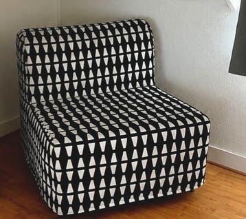 Moderne Zwart-Witte Stoel met Geometrisch Patroon