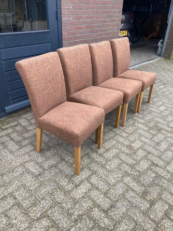 Gratis 4 eetkamer stoelen