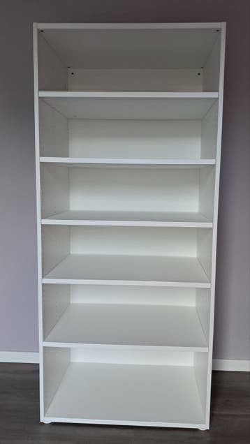 Witte kledingkast/boekenkast met planken en hangruimte